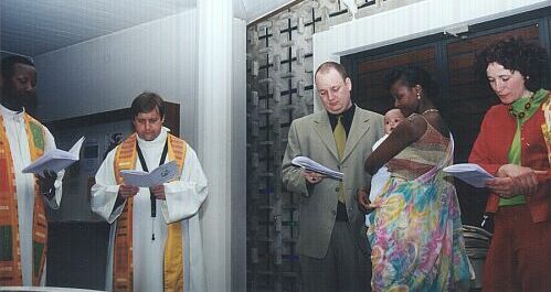 D�but de la c�r�monie de bapt�me, arriv�e dans la nef de l'�glise Ste Catherine � Sierre