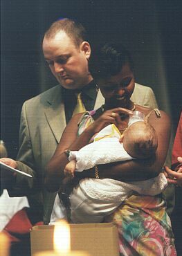 Axel-Gitego profite de la nourriture terrestre apr�s celle spirituelle