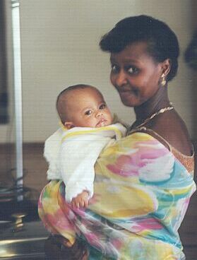 Axel-Gitego et sa maman Jeann d'Arc rentrent dans l'�glise