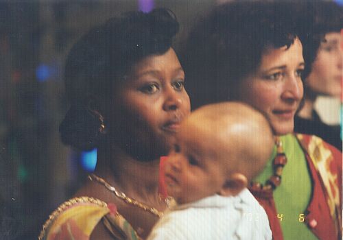 Axel-Gitego, Jeanne d'Arc et Patricia, la marraine, tous trois attentifs