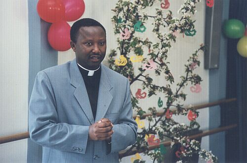 Discours de Claudien, le parrain d'Axel-Gitego avec, derri�re, les oiseaux faits par Mama Gitego