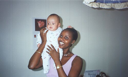 Axel-Gitego et sa maman Jeanne d'Arc admirent le monde