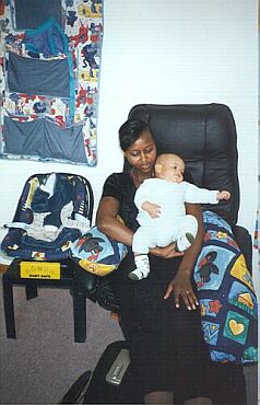 Axel-Gitego et sa maman Jeanne d'Arc, dans la chambre de b�b�
