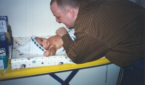 Axel-Gitego et son papa Yann en grandes discussions apr�s le bain